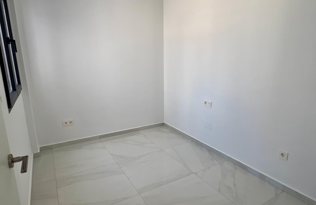 Neue Gebäude - Villa / Doppelhaushälfte - Polop